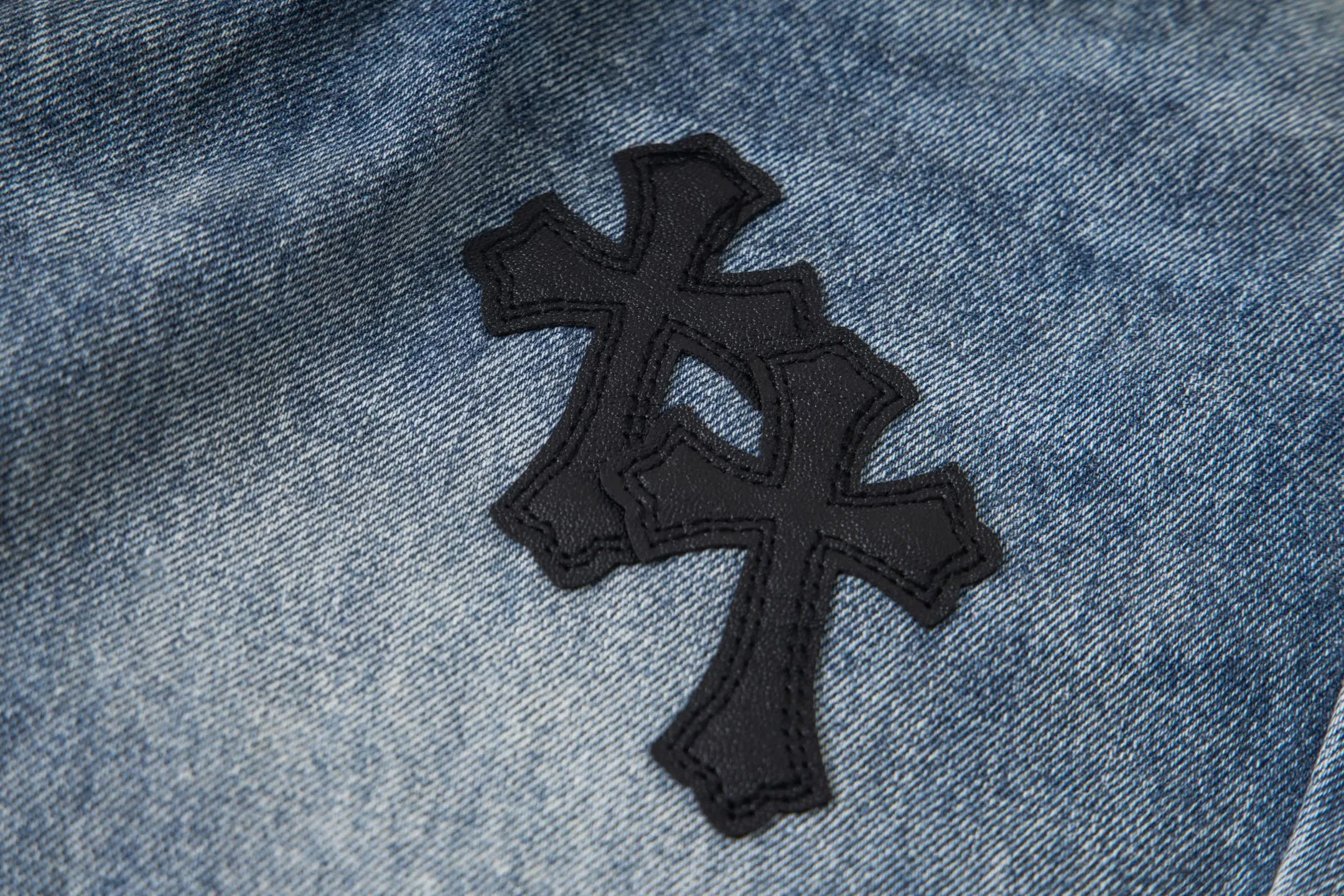 P270 Chrome Hearts Gallery 2025 new limited edition black large cross flared jeans are a hot item this season and are sought after by countless celebrities and fashionistas. The neat details of the cutting process add color to the playful fashion! The neat and meticulous design, and the well-fitting structure is unique. The upper body not only has outstanding recognition, but also looks younger and younger. A style with the ultimate wearing meaning and performance, gorgeous color matching, and the craftsmanship of this style is also extremely extraordinary. After the finished product is washed, it is disassembled and hand-made with sheepskin cross leather and then spliced ​​together to complete. The whole piece has too many craftsmanship to describe. It is decorated with patchwork cross flowers and high-waisted washed jeans! ! Absolutely high-end luxury product, a god-level single product, a super popular product, made by top heavy industry, a magic weapon that cannot be missed to hit the streets. Style number: 1845 Size: 28 30 32 34 36 Color: blue